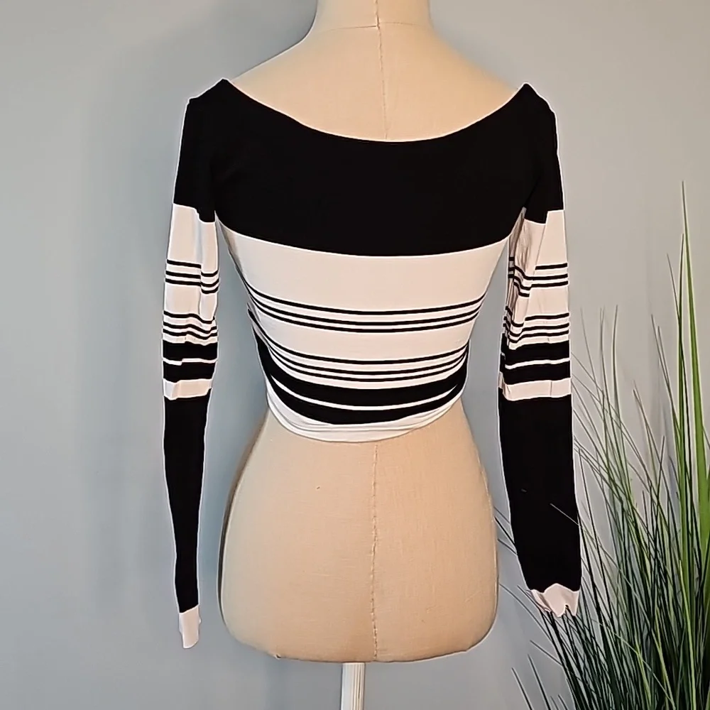 Nadia Tarr Cropped Long Sleeve Top - Picture 4 of 8
